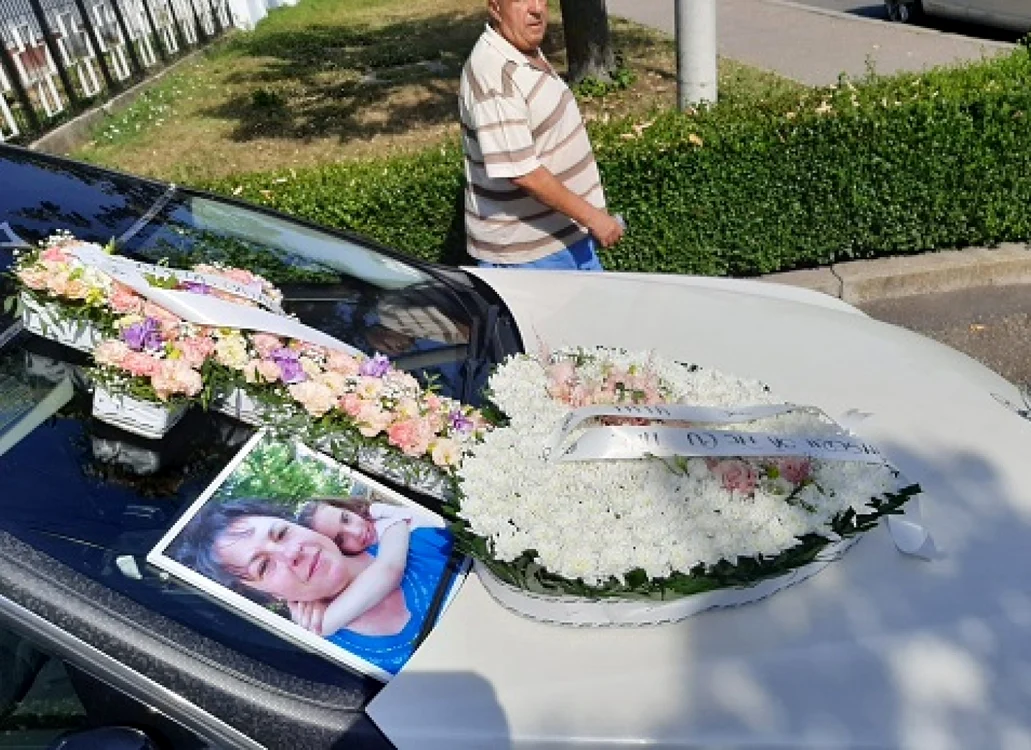 Sora şi nepoata criminalului au fost înmormântate sâmbătă, 13 august FOTO: Curierul Zilei