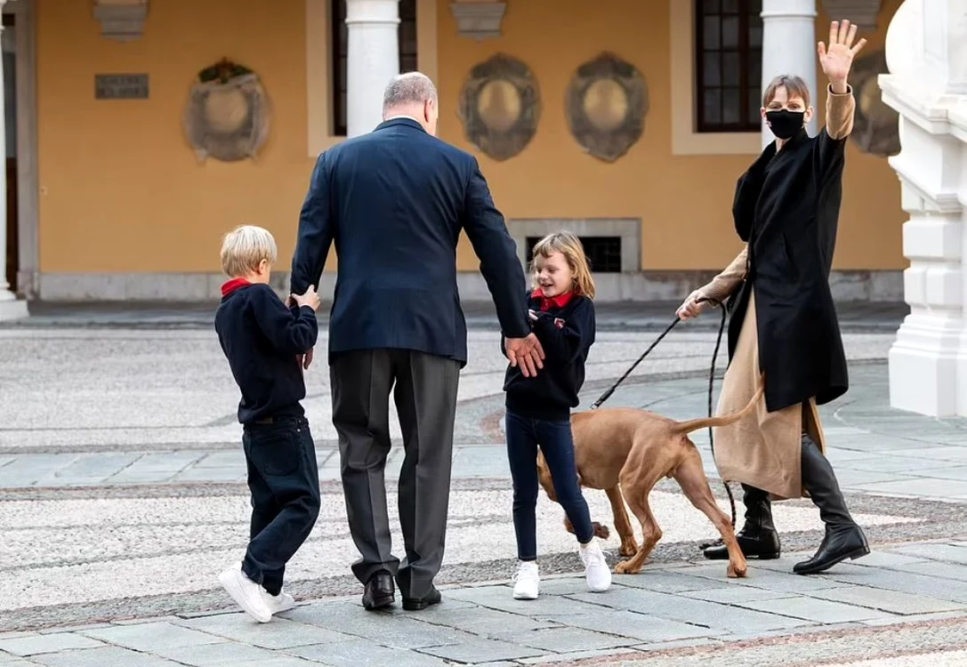
    Charlene și familia  
