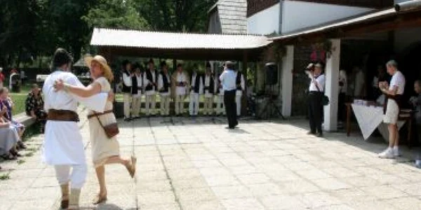 Bucureşti."Visul unei nopţi de vară" şi "Vara pe uliţă" la Muzeul Satului