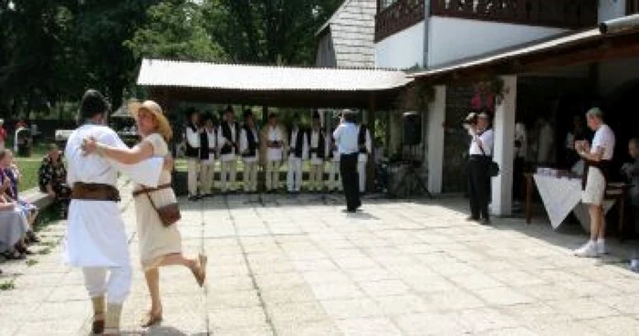 Bucureşti."Visul unei nopţi de vară" şi "Vara pe uliţă" la Muzeul Satului