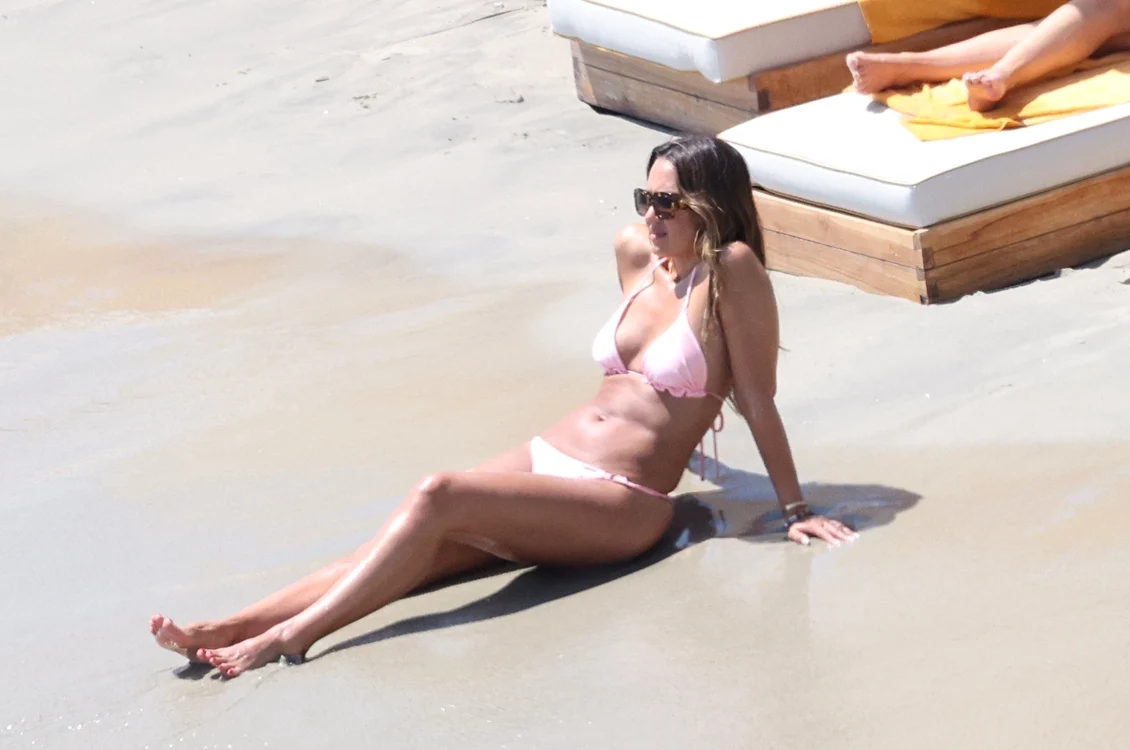 Jessica Alba în costum de baie roz, în Mykonos. Iulie 2024