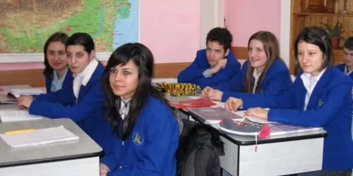Liceenii care au ajuns la majorat vor primi în continuare alocaţie de la stat