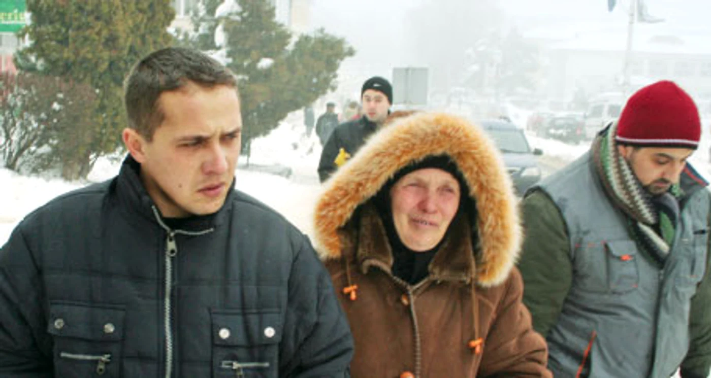 Maria Saviuc, mama lui Carmen Hriţcu, şi unul dintre fiii săi, erau ieri dărâmaţi de durere