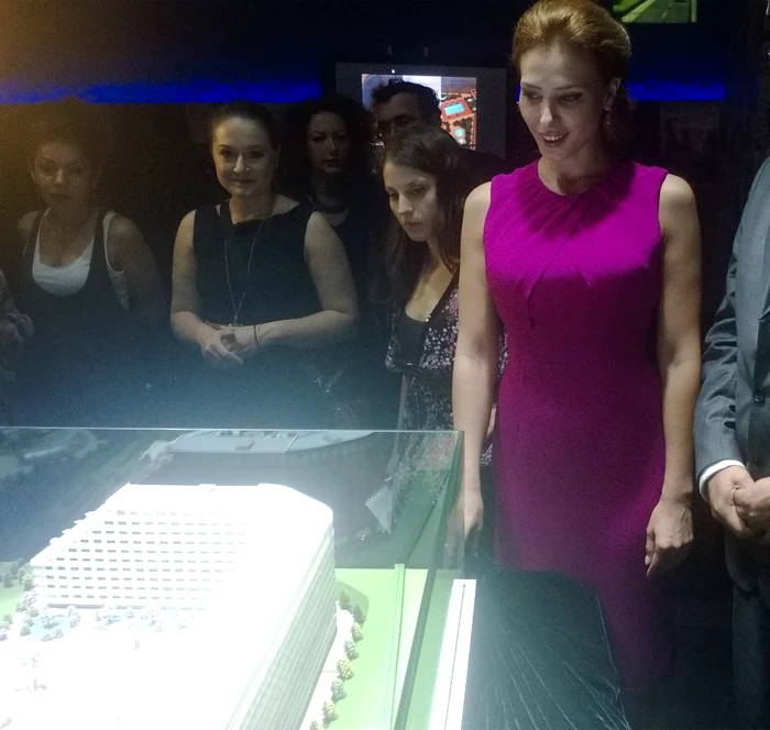 
    Iulia s-a arătat interesată de macheta complexuluiFoto: Click!  