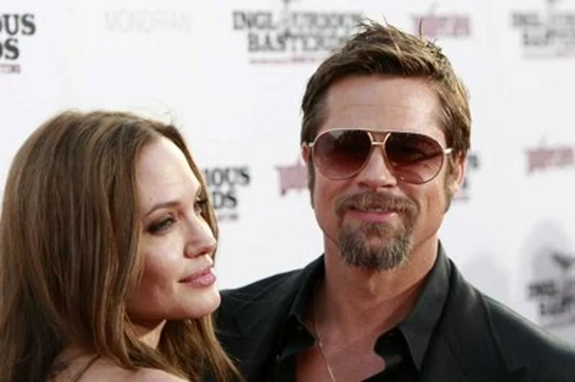 
    Angelina Jolie şi Brad Pitt  