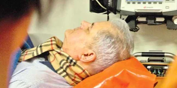 Miercuri, 20 iunie, ora 23.37. Adrian Năstase este scos pe targă, rana de la gât fiind acoperită cu un fular