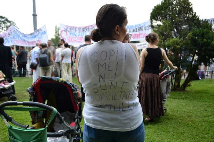 FOTO Aproximativ 100 de persoane au manifestat împotriva vaccinării obligatorii: „Pe copii îi protejează părinţii, nu politicienii corupţi“