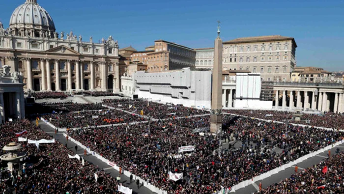 În piaţa San Pietro, oamenii stau cu ochii pe coşul de fum. Foto arhivă