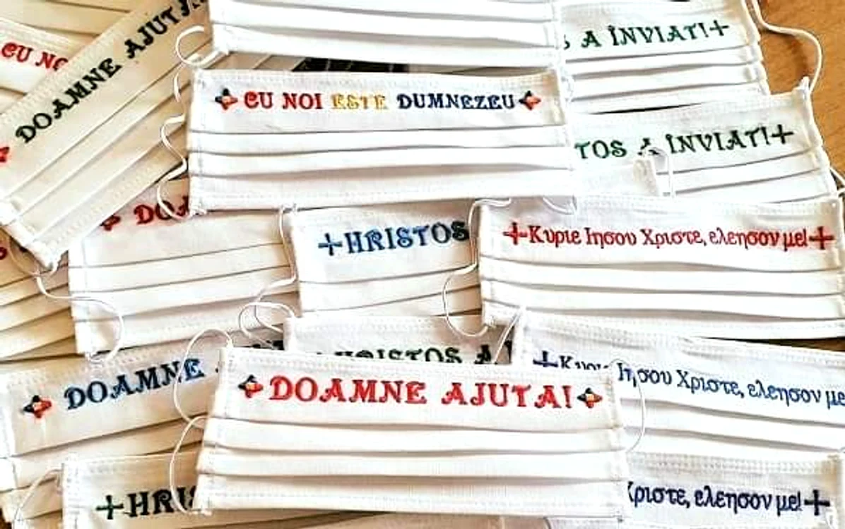 Măștile sunt brodate cu diverse mesaje bisericești