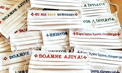Măștile sunt brodate cu diverse mesaje bisericești jpeg