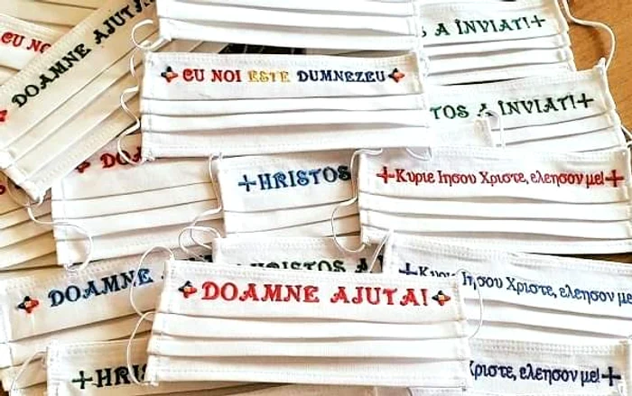 Măștile sunt brodate cu diverse mesaje bisericești