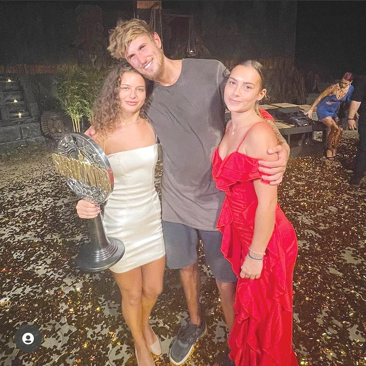 Oana şi Alexandra Duli s-au fotografiat cu supravieţuitorul Delea