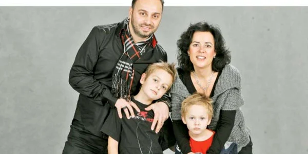 Ovi, alături de soţia sa,  Kitty, şi cei doi copii:  Martin (stânga) şi Philip   