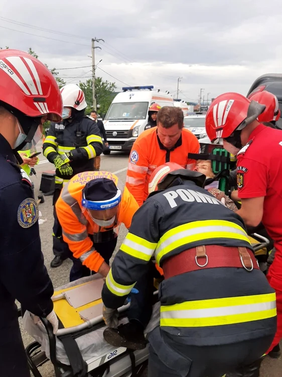 Autoturism răsturnat la ieşire din Râmnicu Vâlcea chiar lângă sediul Poliţiei Rutiere Vâlcea Foto Adevărul