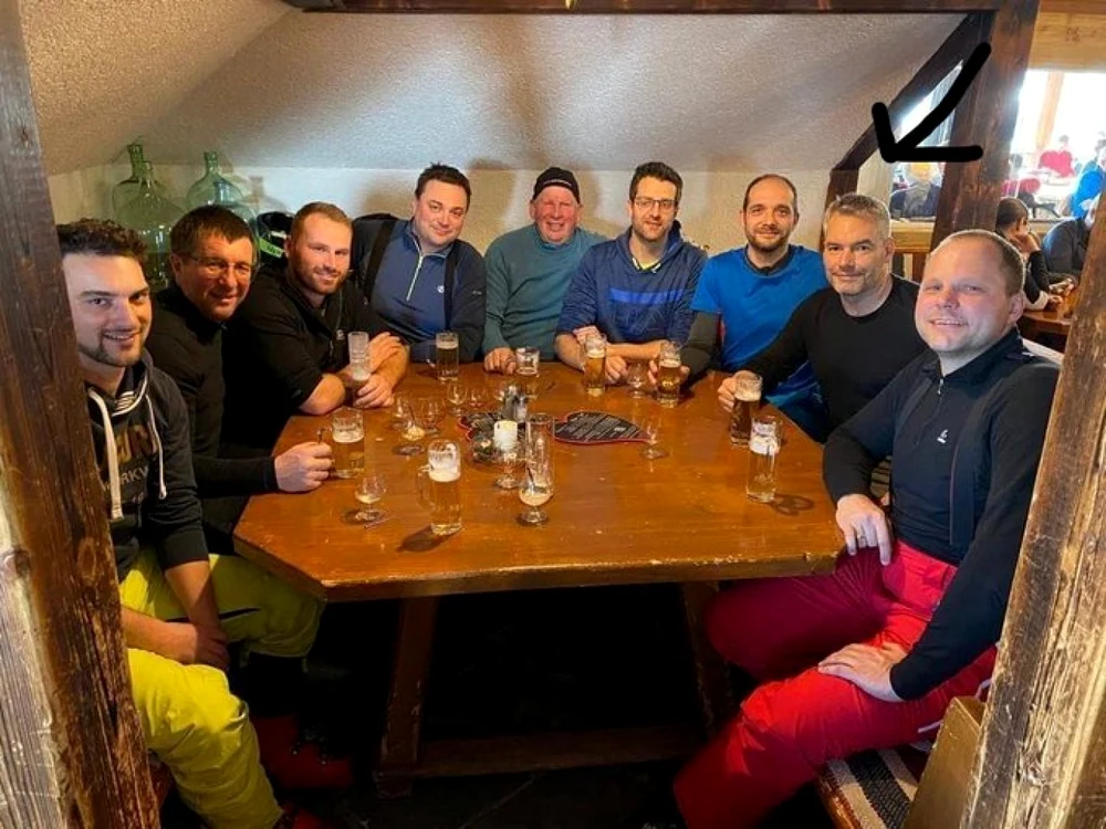 Cancelarul Nehammer apare într-o fotografie, fără mască, alături de opt prieteni