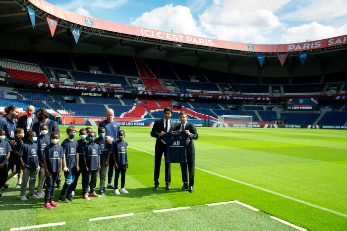 
    Messi s-a fotografiat cu noul tricou alături de Nasser Al-Khelaifi, preşedintele PSGFoto: EPA-EFE  