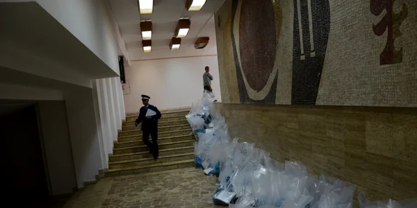 Buletinele de vot şi ştampilele sunt ţinute, sub pază, în sala folosită până acum pentru cununii