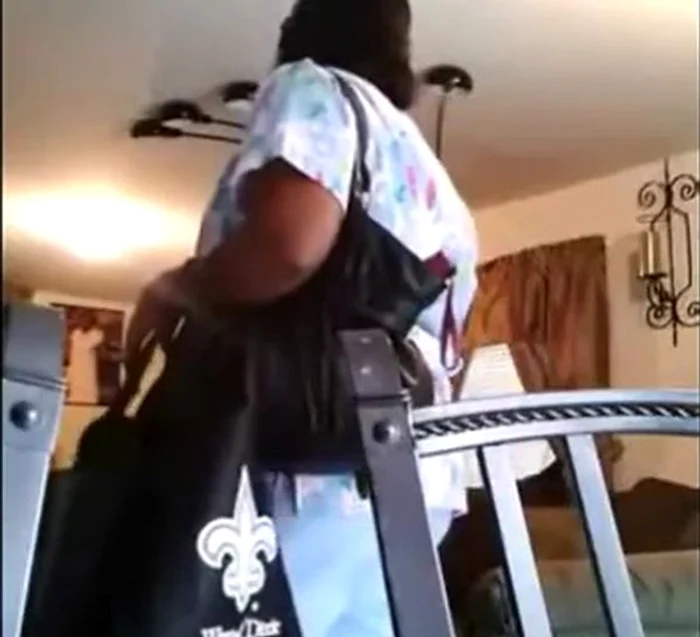 Mama a stricat partida de sex în grup a celor doi fraţi.