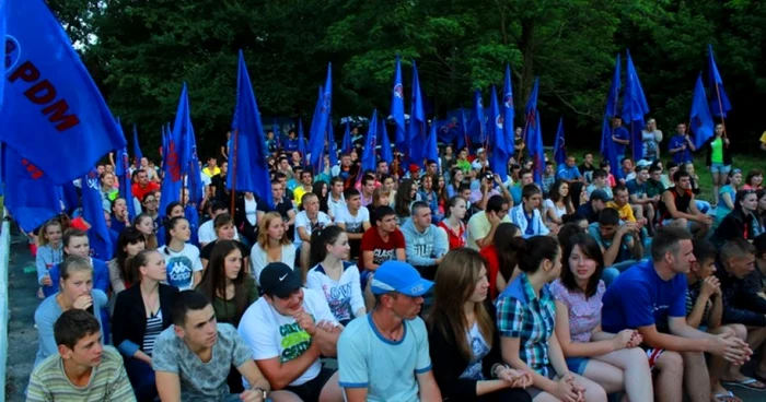 Tinerii au fost aduşi pentru etapa finală a cupei Trofeul Democraţiei. FOTO pdm.md