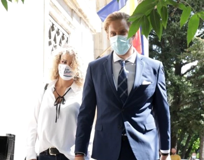 Sunt la modă măștile cu mesaje electorale