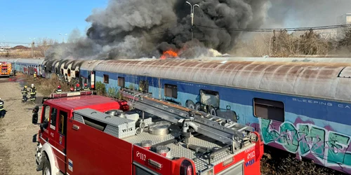 Incendiu la vagoane părăsite în zona triajului dintre Gara de Nord și Gara Basarab foto ISU B If