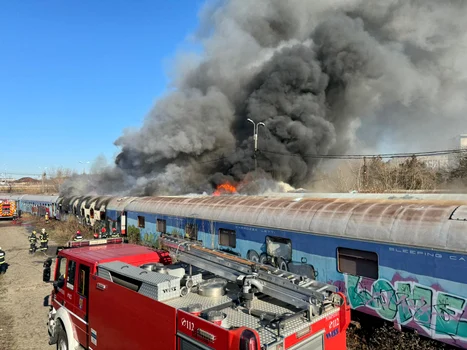 Incendiu la vagoane părăsite în zona triajului dintre Gara de Nord și Gara Basarab foto ISU B If