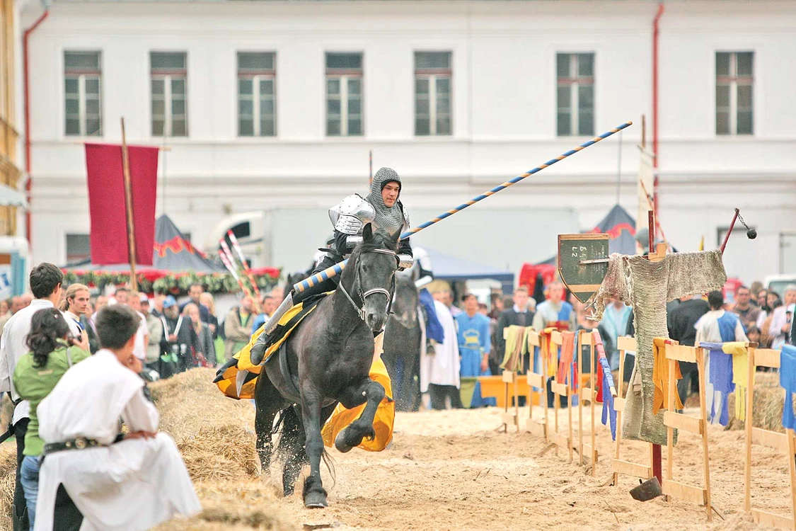 
    Braşovenii vor avea parte de turniruri în stil medieval  