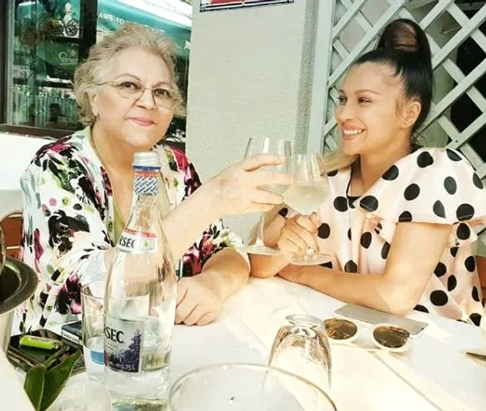 Lora alături de regretata sa mamă - Foto: social media