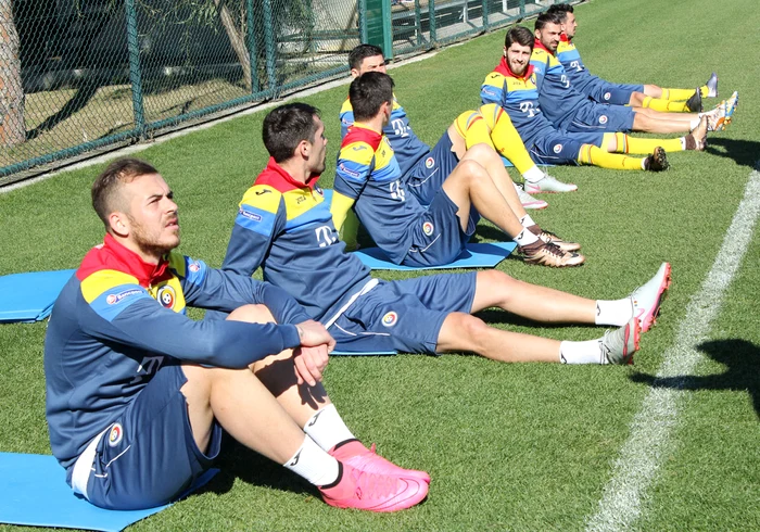 
    Alibec (primul din stânga) speră să joace contra Elveției  