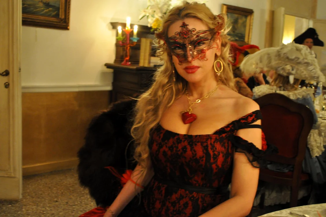 
    Presupusa amantă a lui Vadim Tudor a reacționat în direct, ”La Măruță”foto: captură ProTv  