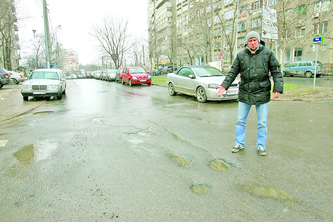 Str. Doamna Ghica - Chiar şi cârpite, gropile de  aici tot au ieşit la suprafaţă