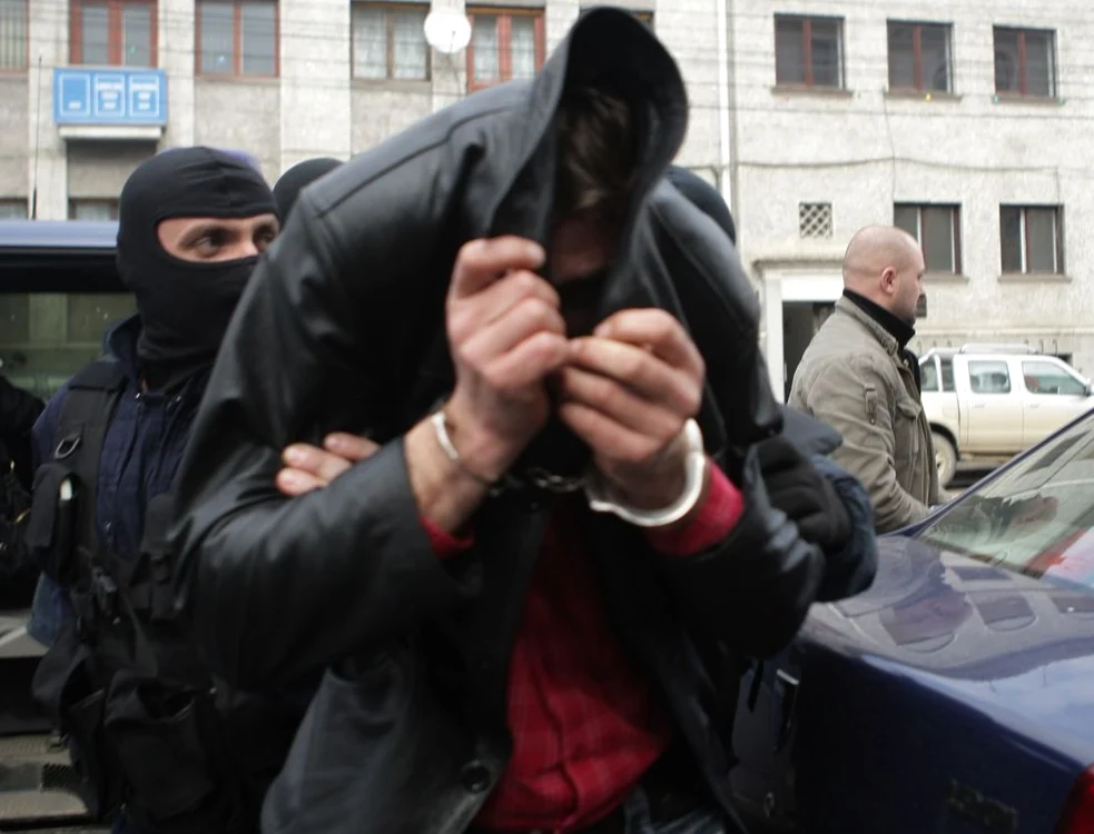 Violatorul a fost adus în cătuşe la Tribunal