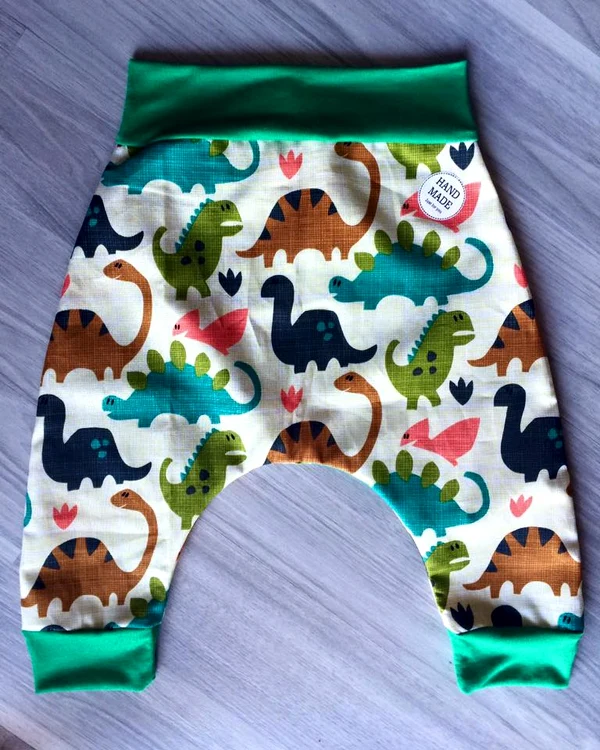 Aşa arată pantalonii croiţi de nora actorului