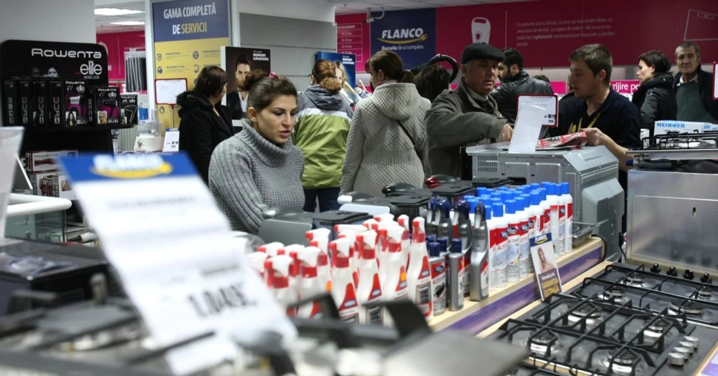 Promoţiile anunţate au scos cumpărătorii din casă. FOTO Adevărul