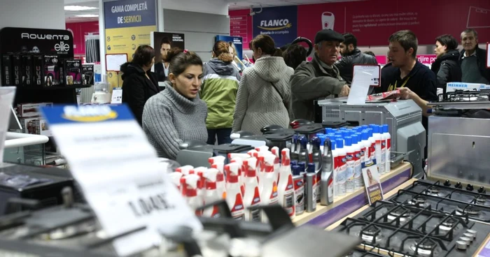 Promoţiile anunţate au scos cumpărătorii din casă. FOTO Adevărul