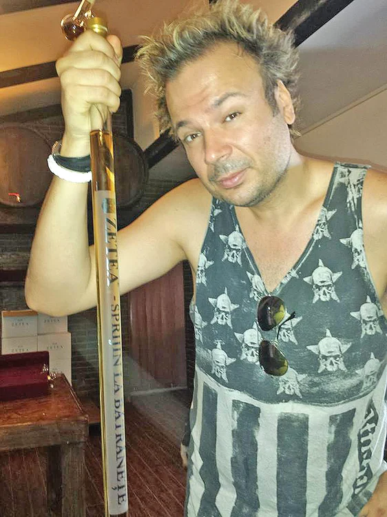 “Sprijin la bătrâneţe”, scrie pe baston