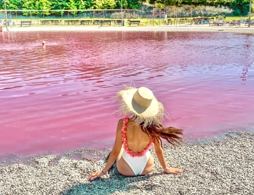 Lacul cu apă roz-violet din Serbia. Foto: Sarajevo Times