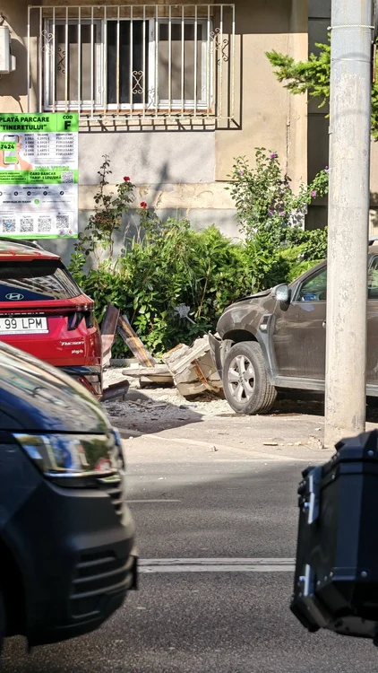 Bucăţile de beton au căzut peste o maşină parcată.