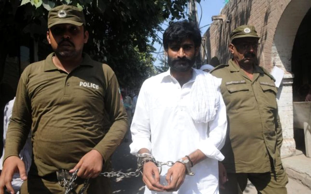 Muhammad Waseem, escortat de poliţie în drumul spre tribunal FOTO EPA-EFE