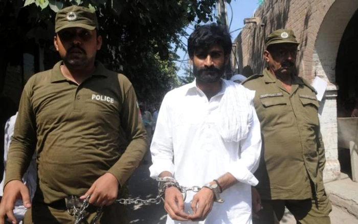 Muhammad Waseem, escortat de poliţie în drumul spre tribunal FOTO EPA-EFE