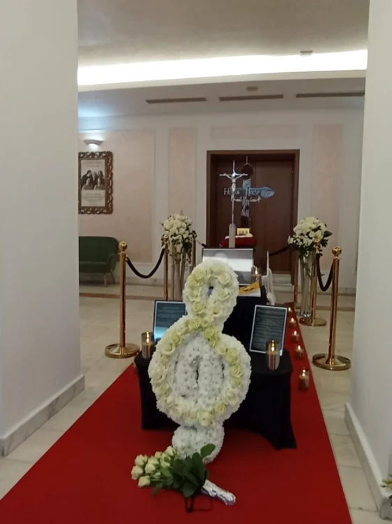 Aranjamentul floral de la căpătâiul marelui artist/ Foto: Click! 