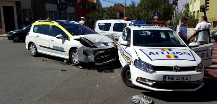 Accident cu maşina Poliţiei. FOTO: Daniel Guţă. ADEVĂRUL.