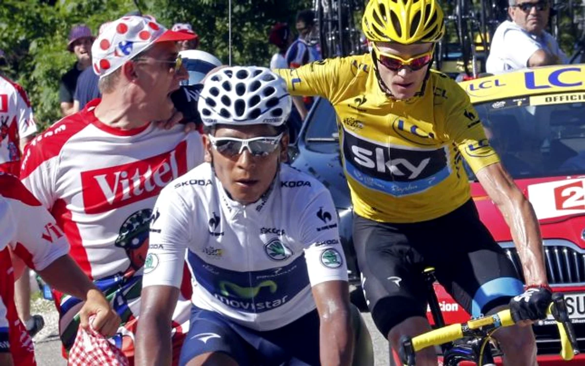 
    Chris Froome (galben) conduce în Turul Franţei 2015  