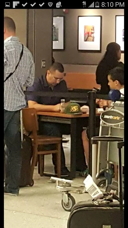 Victor Ponta și fiul său, pe aeroportul din Miami (foto: Facebook)