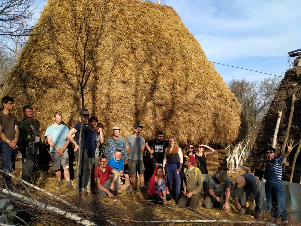 Voluntarii au reconstruit acoperişul de paie al construcţiei. Foto: Facebook/ Satul Verde