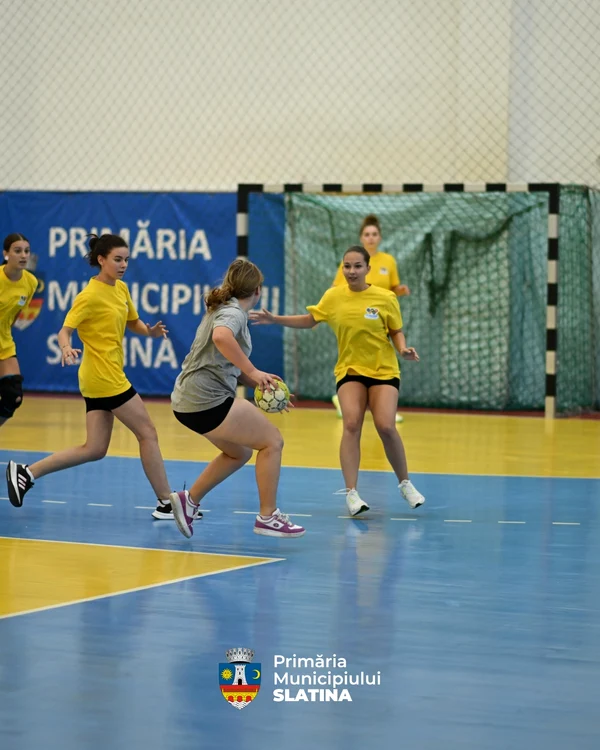 Fetele s-au confruntat și la handbal  FOTO: Primăria Municipiului Slatina