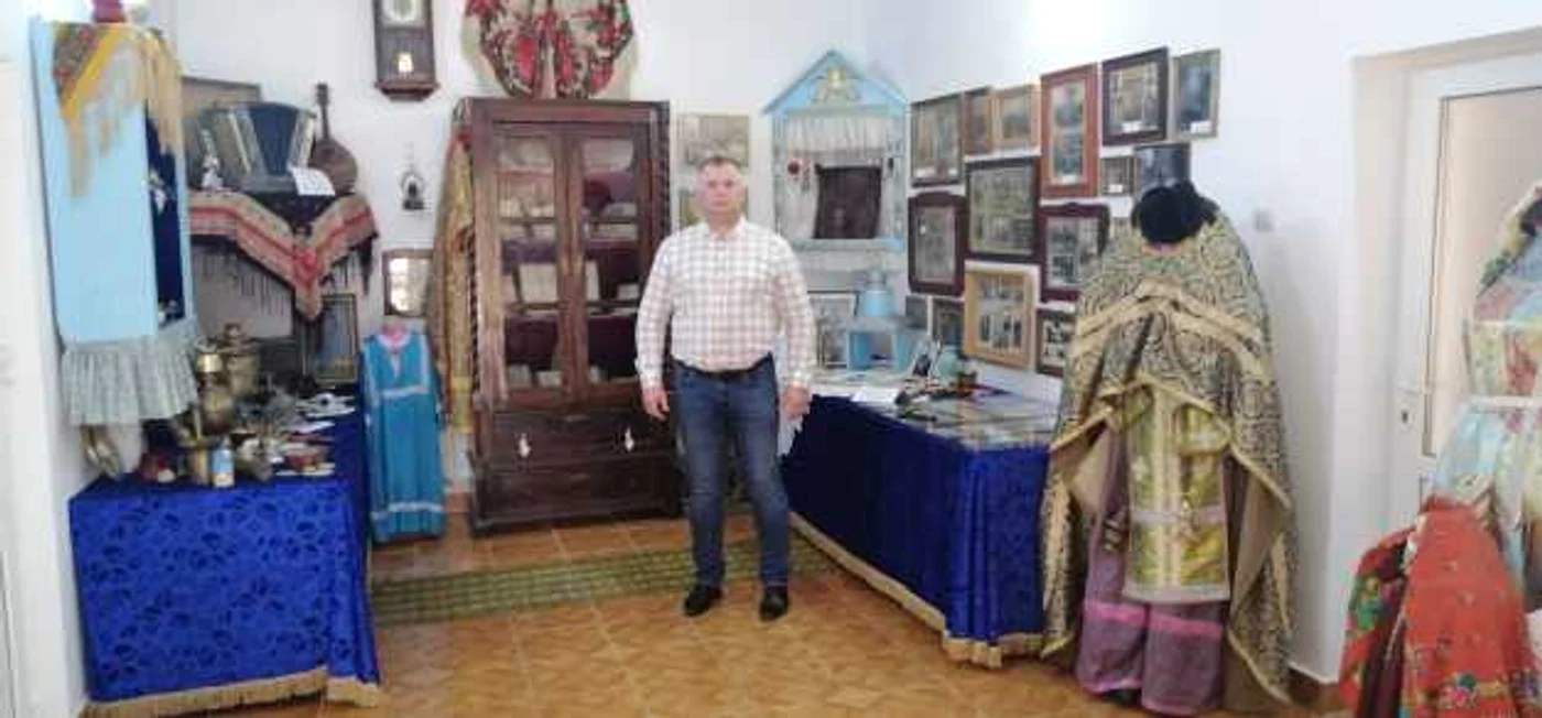 Ovidiu Ivanov şi o parte a muzeului de la comunitatea lipovenilor botoşăneni / Adevărul