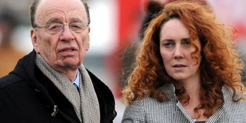 Mogulul media Rupert Murdoch şi fostul şef al "News of the World", Rebekah Brooks