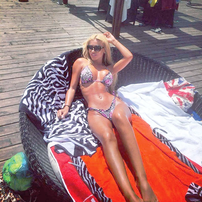 Loredana Chivu (25 de ani) – Fosta asistentă “păcătoasă”  ţine pe piept două silicoane de 1.200 ml în total