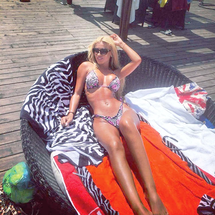 Loredana Chivu (25 de ani) – Fosta asistentă “păcătoasă”  ţine pe piept două silicoane de 1.200 ml în total